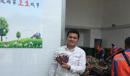 ?？谑忻駚G護照 環衛工翻檢5噸垃圾找到