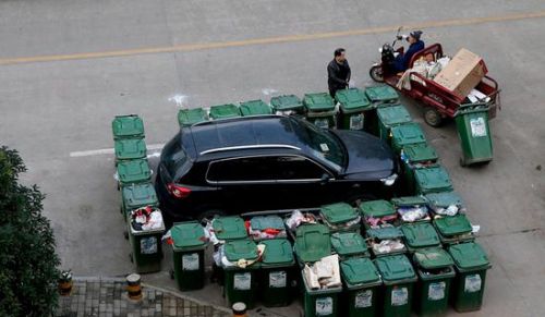 汽車被垃圾桶包圍是被惡搞還是得罪人了？
