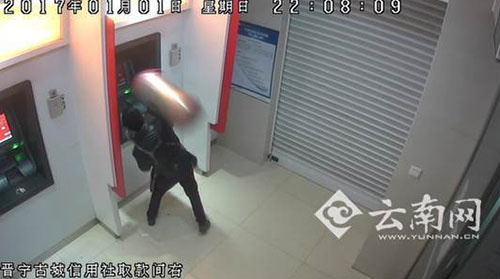 取款不成功，竟用垃圾桶出氣